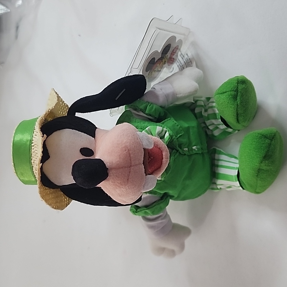 NWT Disney Quartet Goofy Plush Beanie
